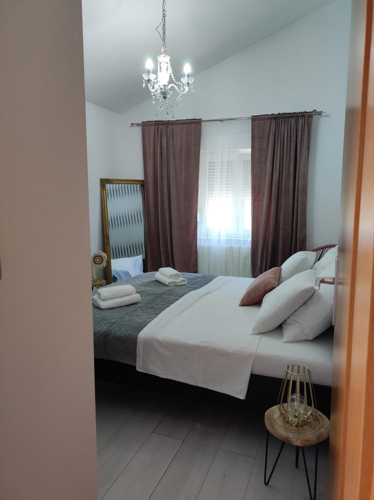 Apartman Debora Sa Privatnim Bazenom 普拉 外观 照片