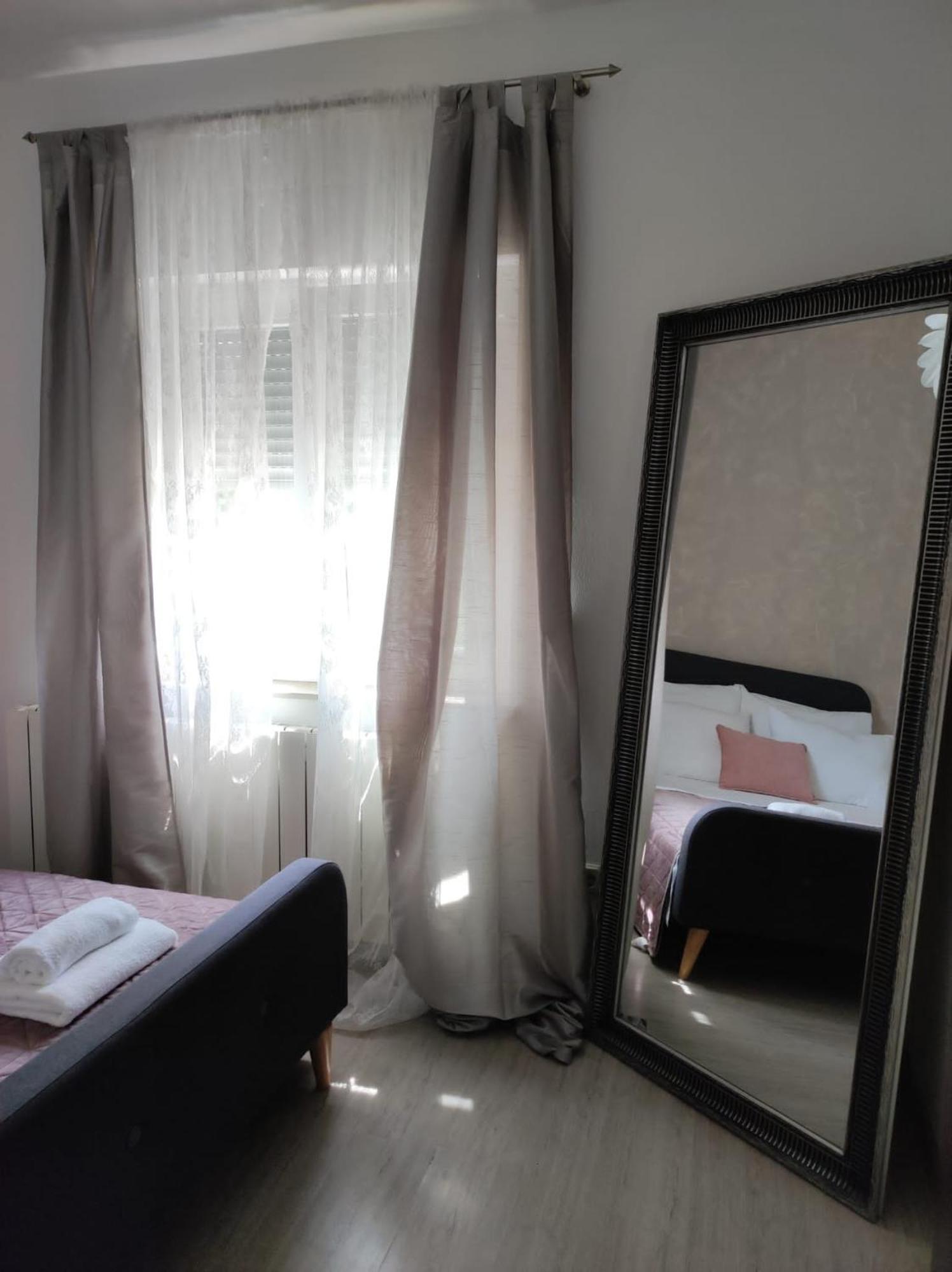 Apartman Debora Sa Privatnim Bazenom 普拉 外观 照片