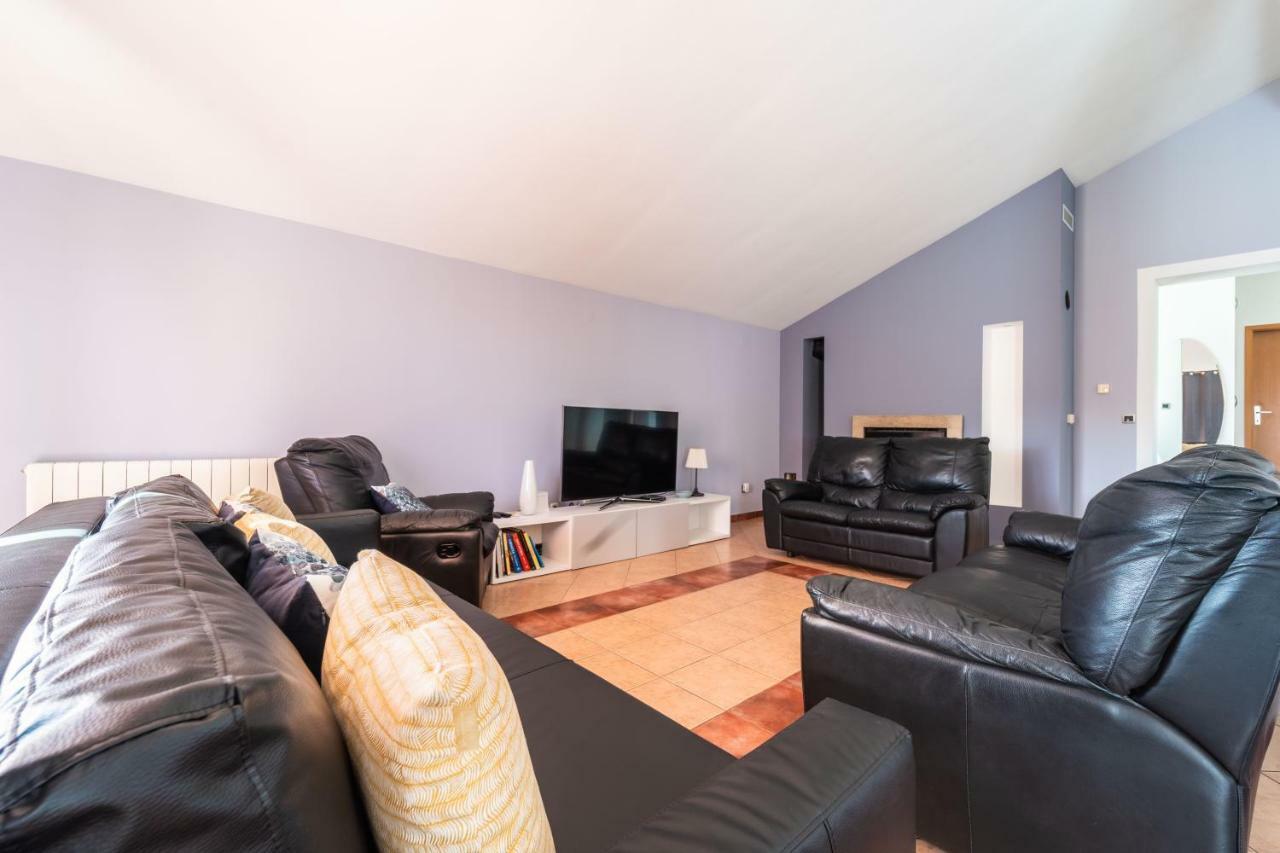 Apartman Debora Sa Privatnim Bazenom 普拉 外观 照片
